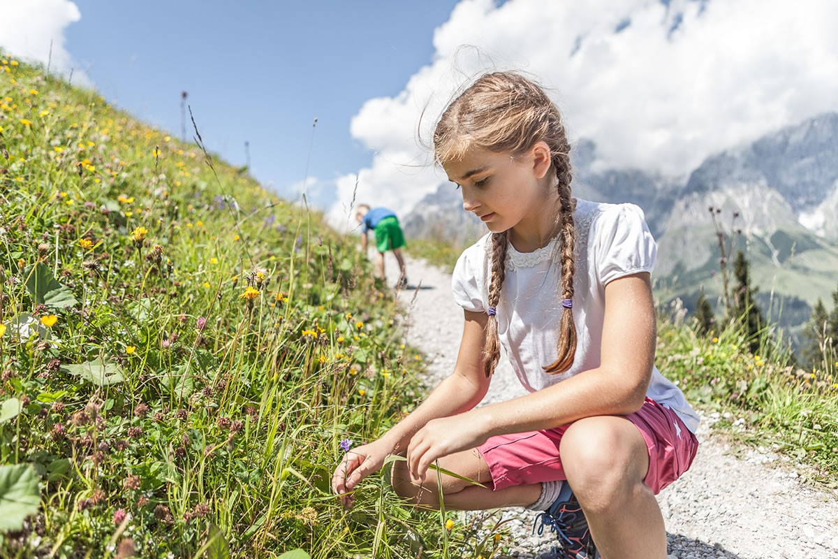 M&auml;dchen beim Blumenpfl&uuml;cken