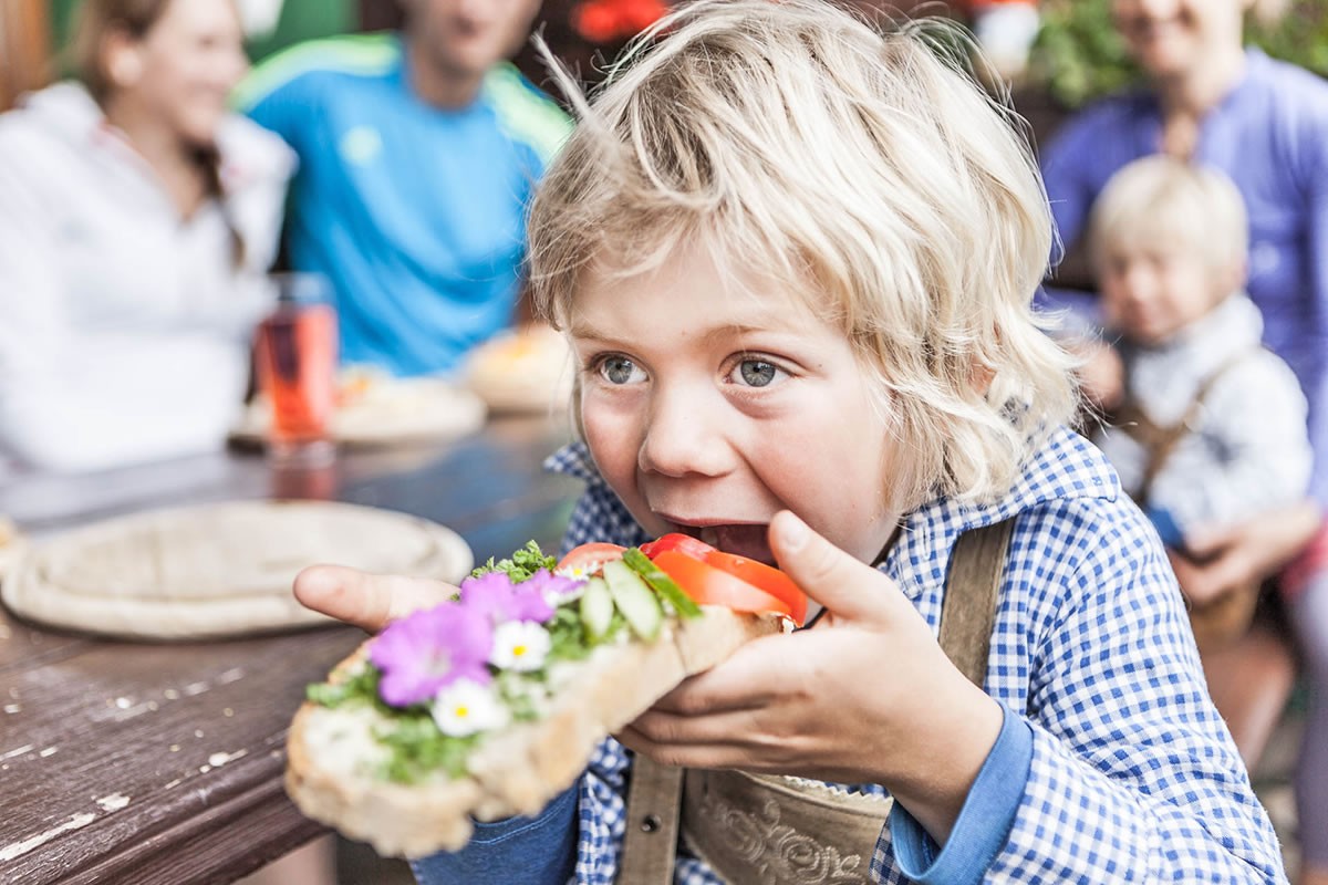 Jausenbrot mit frischen Kr&auml;utern